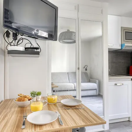 Branded New Cozy In The Heart Of 17 *