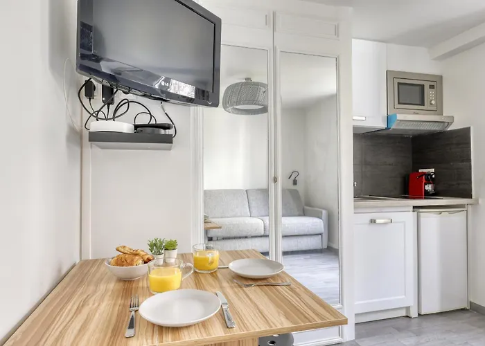 Branded New Cozy In The Heart Of 17 *